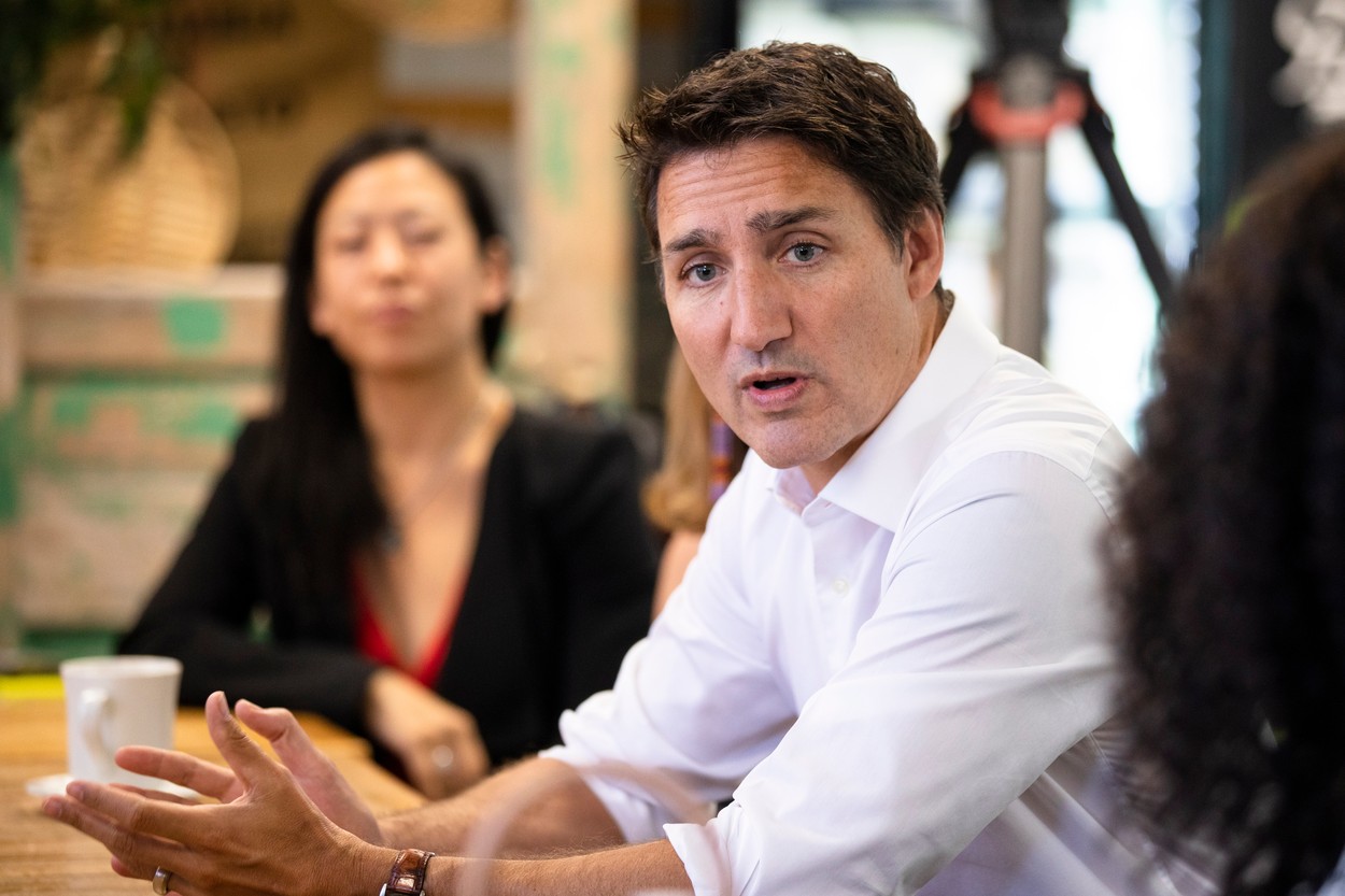 Justin Trudeau reacționează după atacurile „îngrozitoare” din Canada. 2 bărbați au ucis cu cuțitul 10 oameni și au rănit alți 15