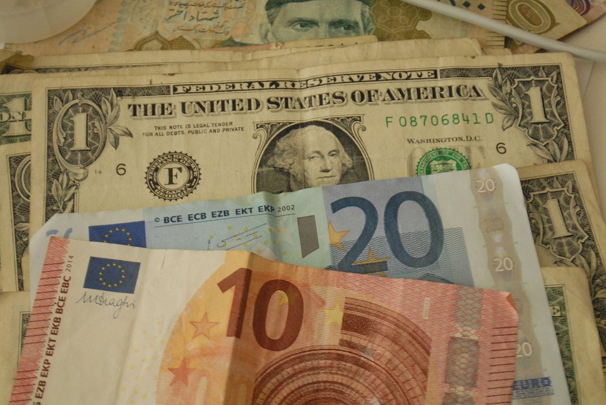 Moneda euro a coborât luni sub 0,99 dolari pentru prima dată în ultimii 20 de ani
