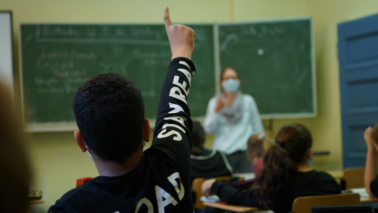 Anul școlar începe cu nemulțumiri din partea profesorilor. Dascălii cer investiții în laboratoare și toalete și mese calde în școli