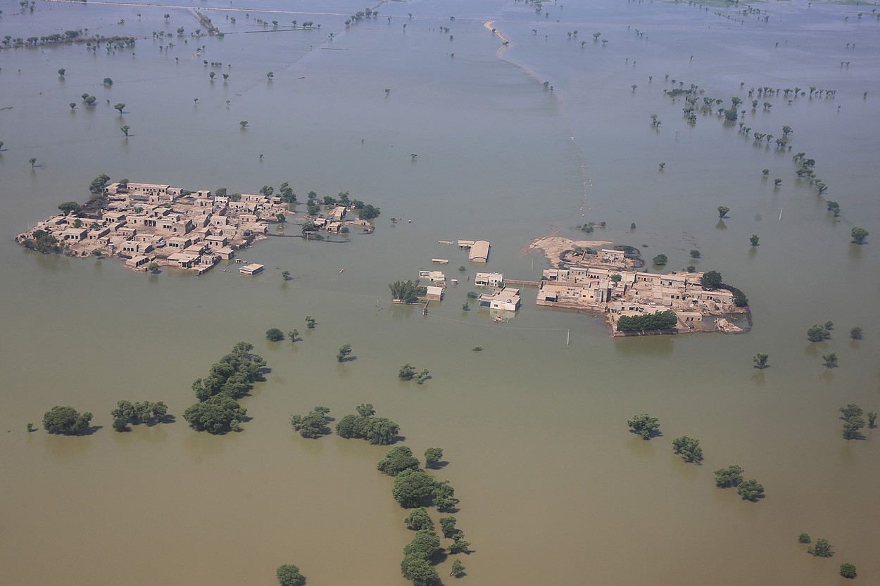Pakistan a spart intenționat malul celui mai mare lac din țară și a evacuat 100.000 de oameni ca să salveze orașele mai mari