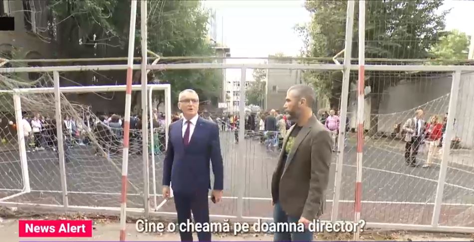 Reacția ministrului Educației când un părinte îi arată plasa ruptă a porții de fotbal: Chemați-o din cancelarie pe doamna director