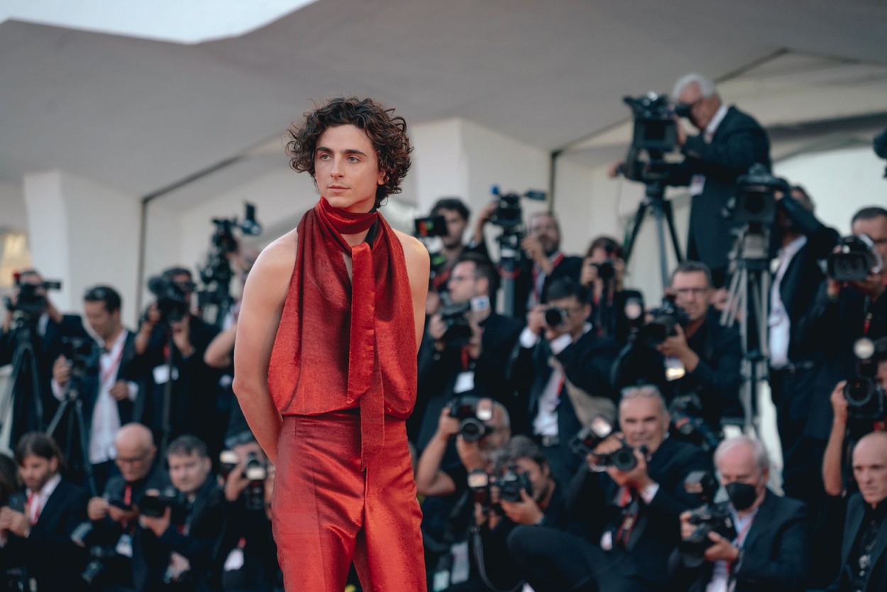 Timothée Chalamet a ales o ținută foarte îndrăzneață pentru a-și promova noul film cu canibali la Festivalul de Film de la Veneția