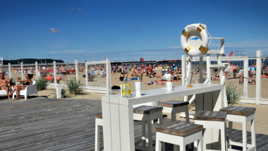 beach bar, plaja, oameni, mare