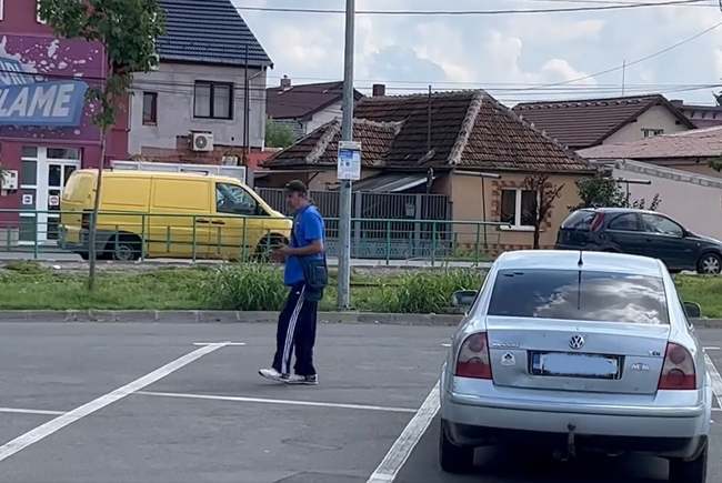 VIDEO. Rupt de beat, un angajat de la Serviciul Parcări a fost filmat cum dădea amenzi pe bandă rulantă. Sancțiunile rămân valabile