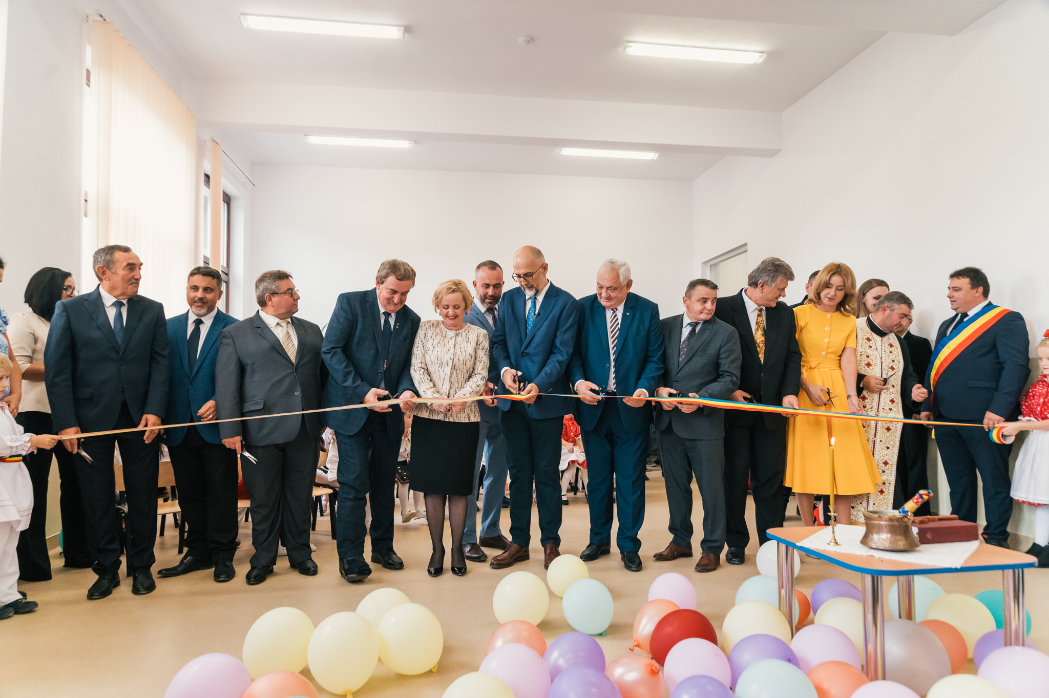 Câți politicieni taie panglica la grădinița dintr-o comună din Sălaj?