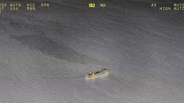 Paza de coastă suedeză a publicat pe Facebook o imagine de la locul accidentului, în care se poate vedea o pată de ulei.