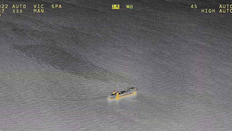 Paza de coastă suedeză a publicat pe Facebook o imagine de la locul accidentului, în care se poate vedea o pată de ulei.