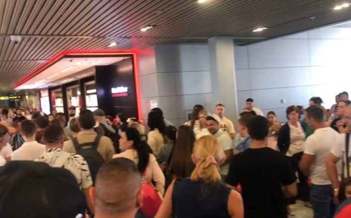 Ciucă, după suspendarea zborurilor Blue Air: „Nu putem lăsa românii să aştepte în aeroporturi”. Premierul cere deblocarea situației