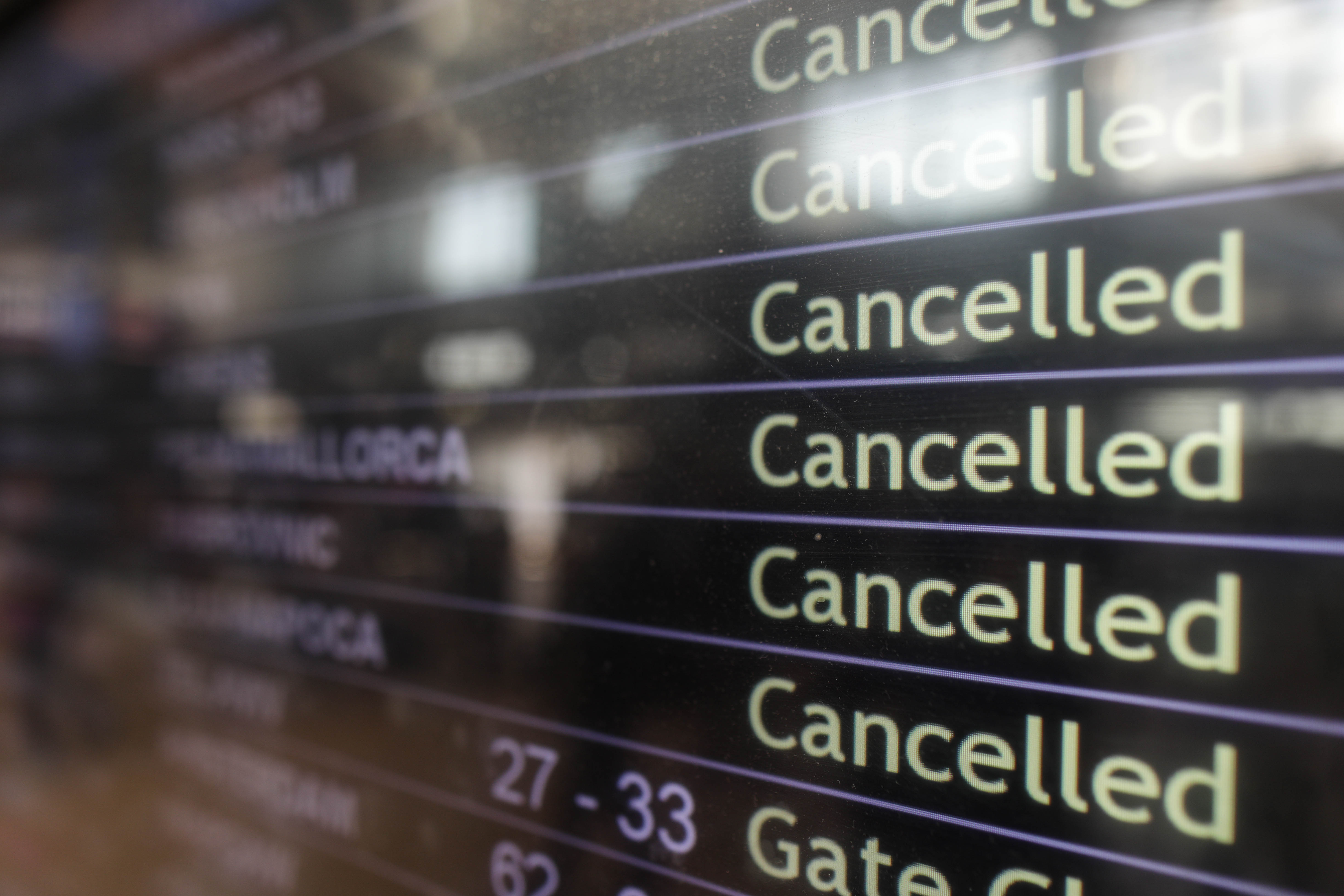 MAE pune la dispoziție o linie telefonică suplimentară pentru românii din străinătate afectaţi de anularea zborurilor Blue Air