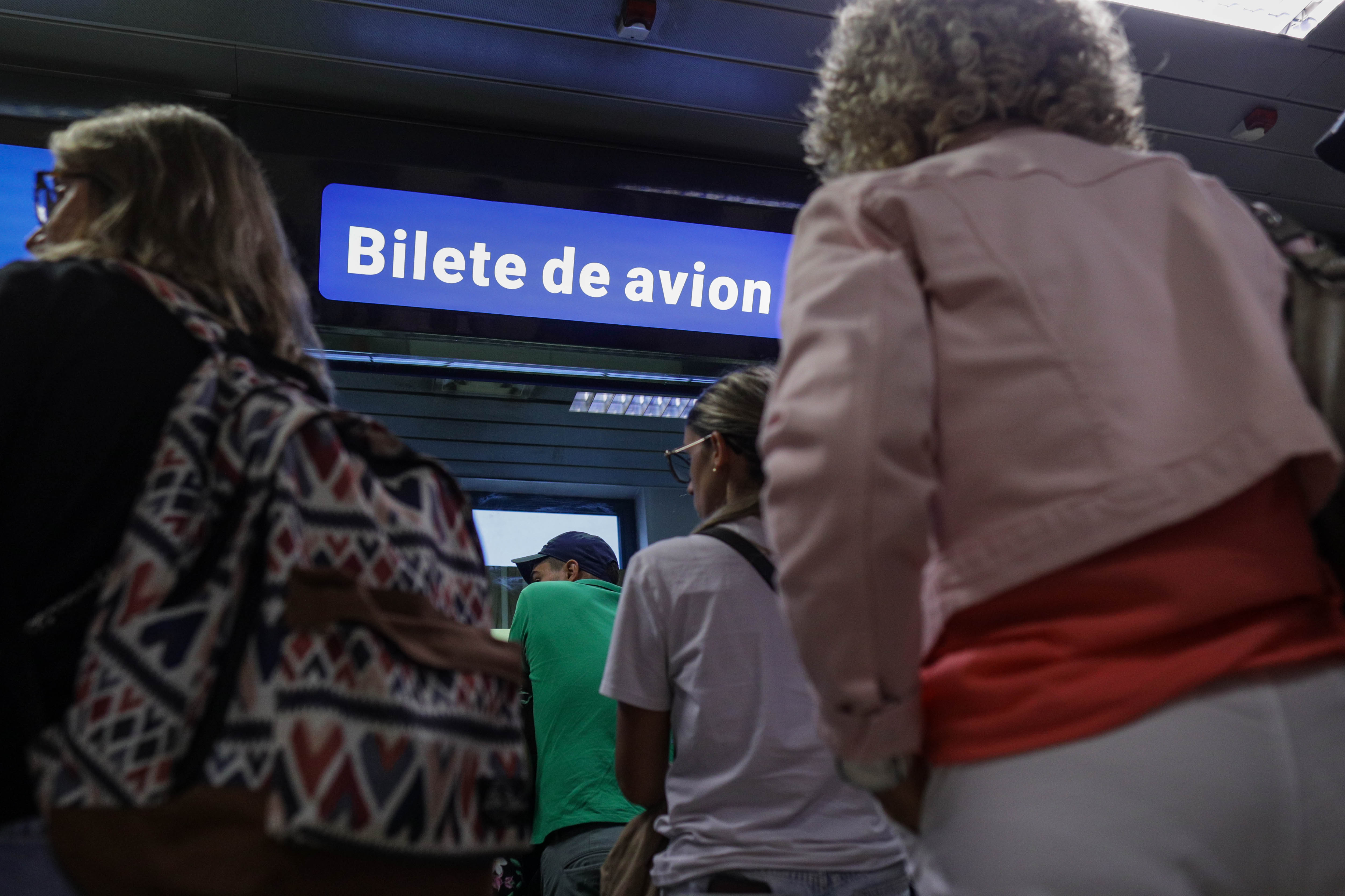 Blue Air nu zboară încă o lună. Compania le transmite pasagerilor să nu vină la aeroport pentru că zborurile nu vor fi operate