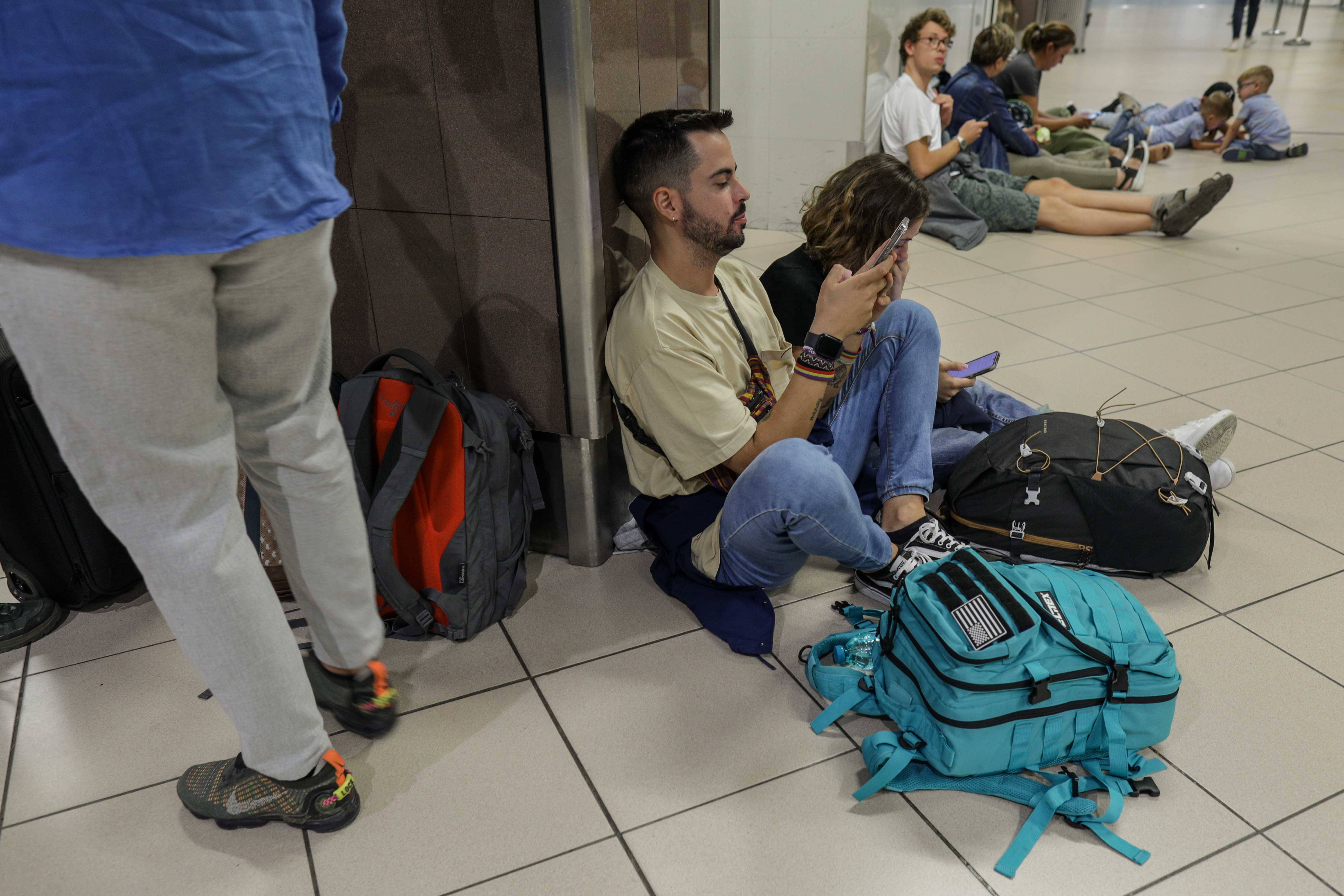 Revolta pasagerilor, după anularea curselor Blue Air: „Ce e bătaia asta de joc?” Compania a cerut reeșalonarea datoriilor