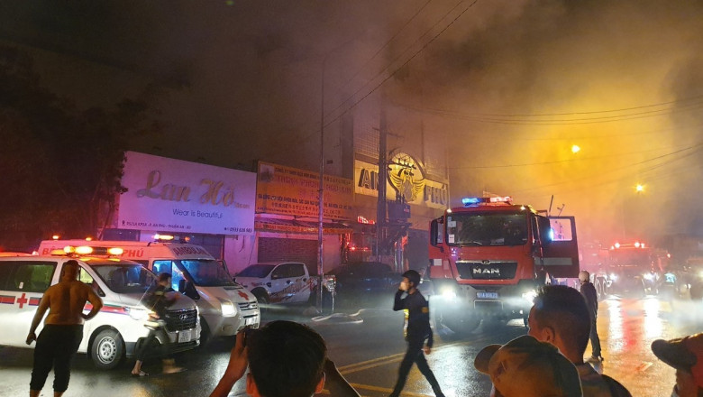 salvatori si pompieri in fata unui bar care a luat foc in vietnam