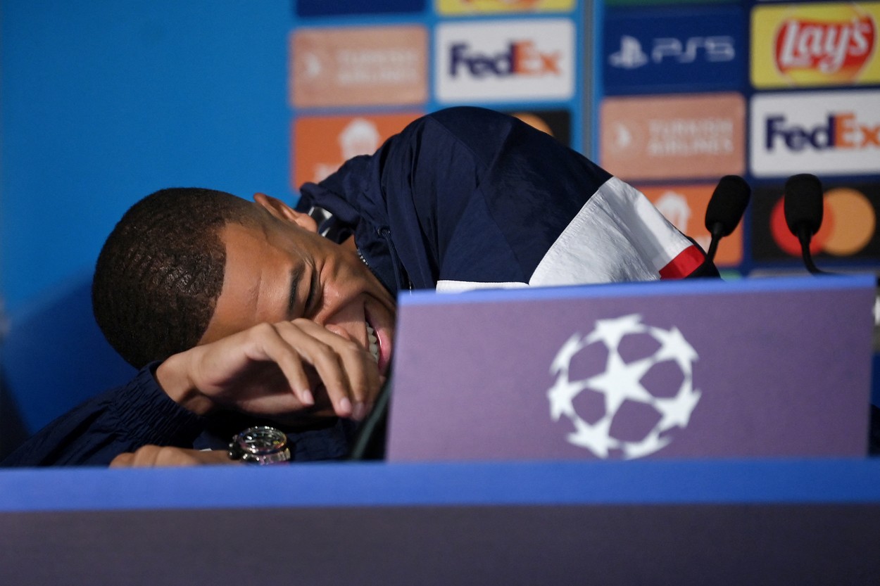 Antrenorul PSG și Kylian Mbappe au râs când presa i-a întrebat de ce nu folosesc trenul, în loc de avion: Plecăm cu un iaht pe nisip