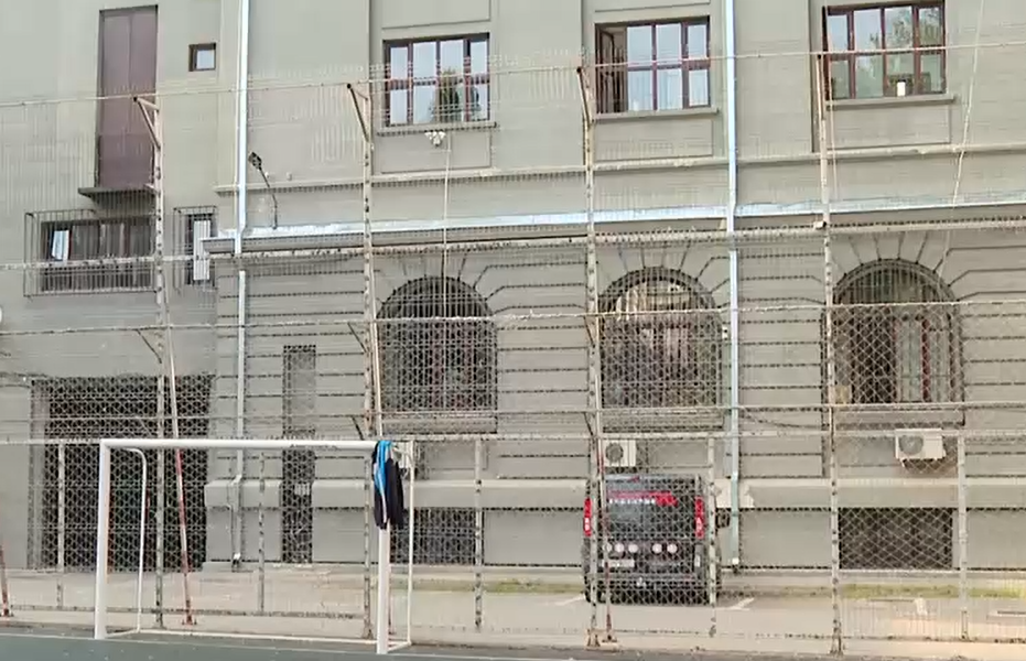 Sorin Cîmpeanu a mers în inspecție la Colegiul Sfântul Sava, să vadă dacă a fost reparată poarta de fotbal