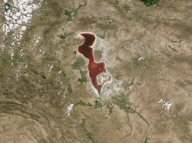 Lake changes colour from green to red, Iran - 2016
