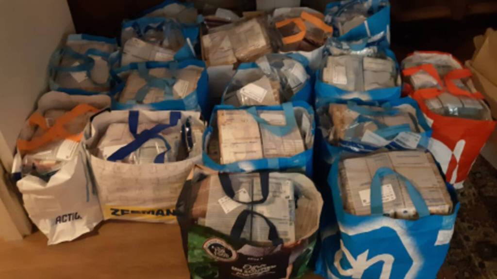 Un olandez avea în casă 12,5 milioane de euro în pungi de supermarket. Nici după 2 ani poliția nu a aflat de unde sunt banii