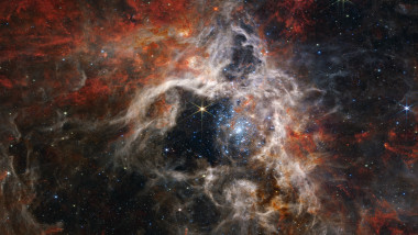 aglomerare de stele si praf stelar in nebuloasa tarantula