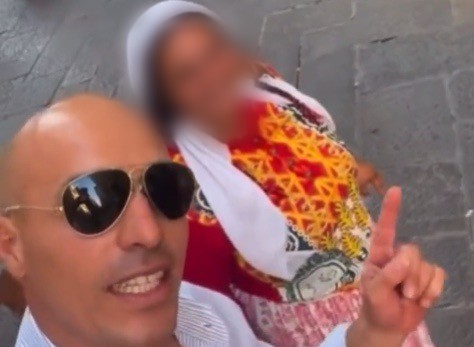 „Votați cu noi și nu o veți mai vedea niciodată”. Derapajul rasist al unui politician italian care s-a filmat lângă o femeie romă