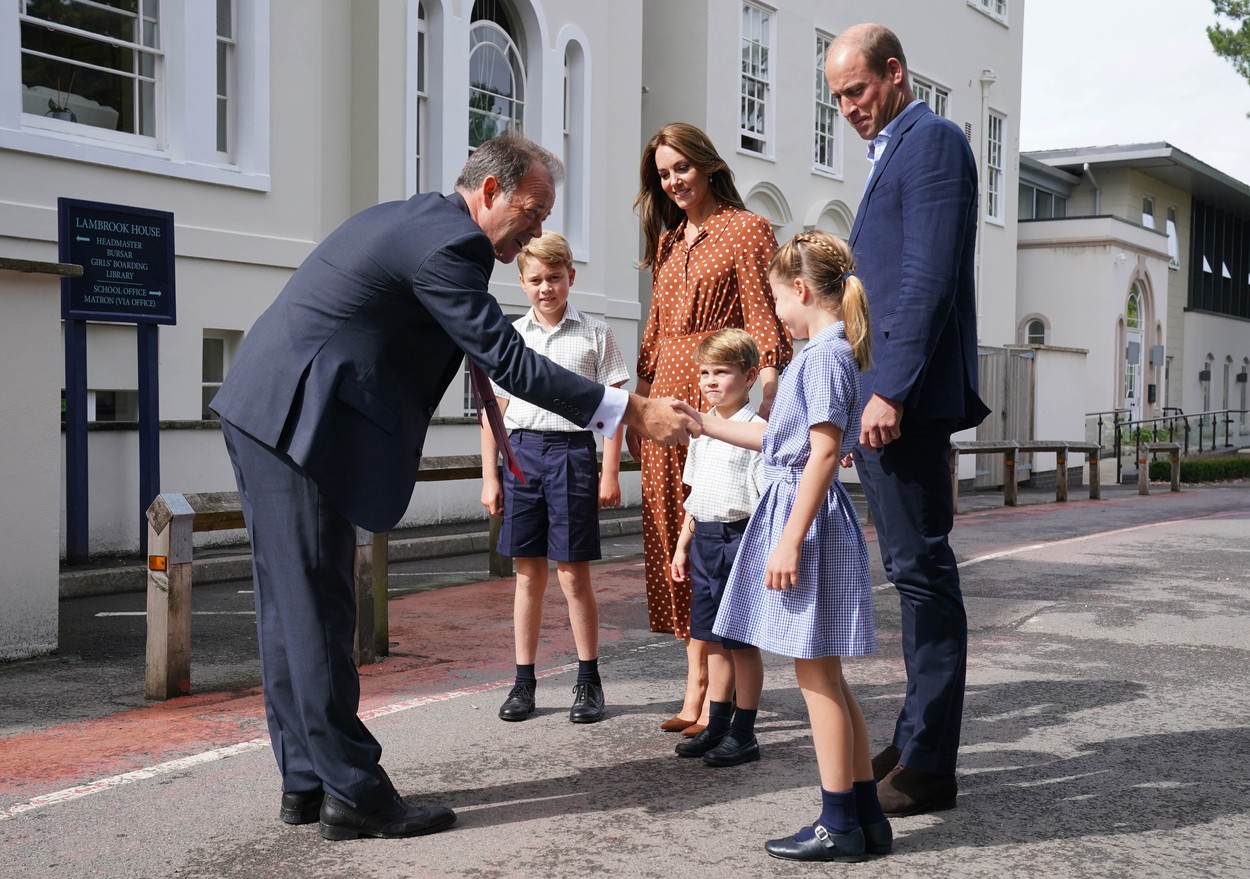 Cei mai tineri membri ai familiei britanice merg la o școală nouă. Prințul William a mers cu „toată gașca” în prima zi de cursuri