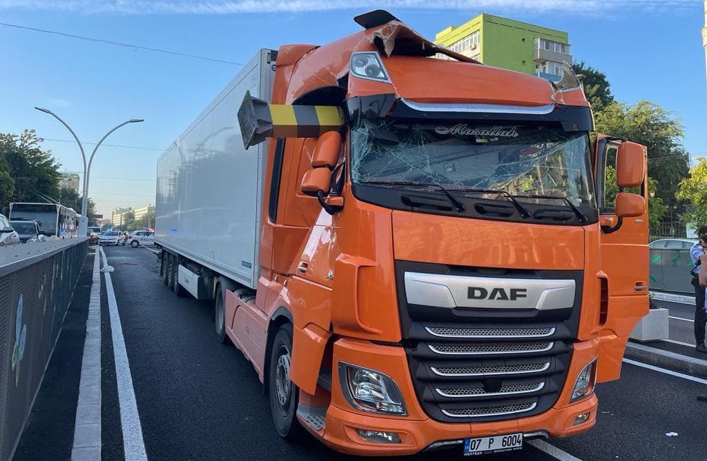 Pasajul Unirii, „cel mai sigur tunel rutier”, închis la doar câteva zile după reabilitare. Un TIR a rupt limitatorul de înălțime
