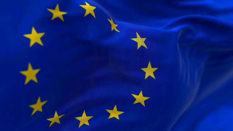 cadru de aproape al unui steag al UE în bătaia vântului