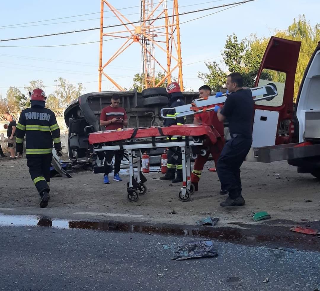 Un microbuz în care se aflau 8 adulți și 7 copii s-a răsturnat după ce a fost lovit de un TIR. Cei 15 pasageri au ajuns la spital
