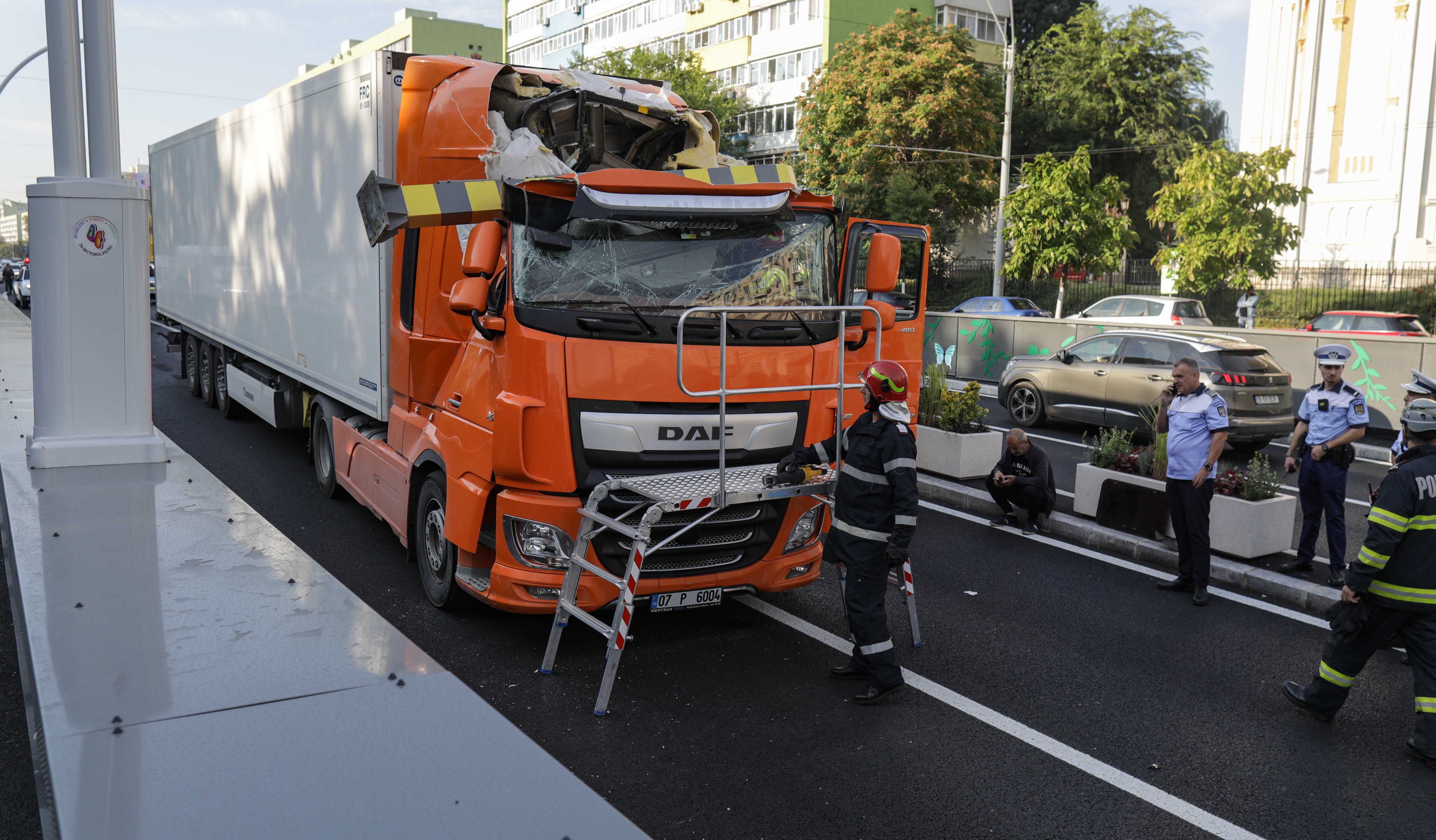 Pasajul Unirii, închis la doar câteva zile după reabilitare. Un TIR a rupt limitatorul de înălțime - UPDATE