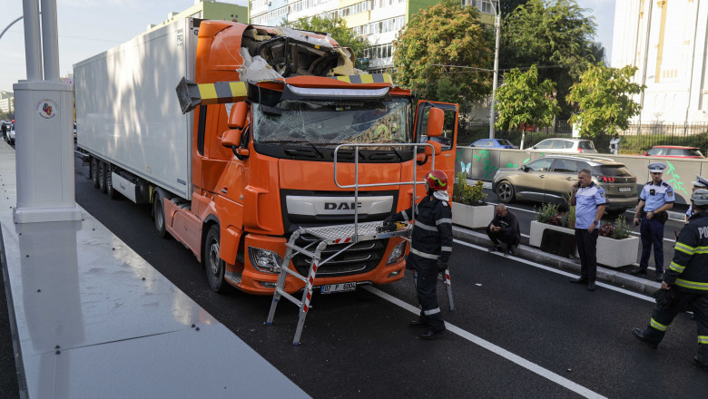 tir a rupt limitator inaltime pasaj unirii, pompieri si descacerare la fata locului