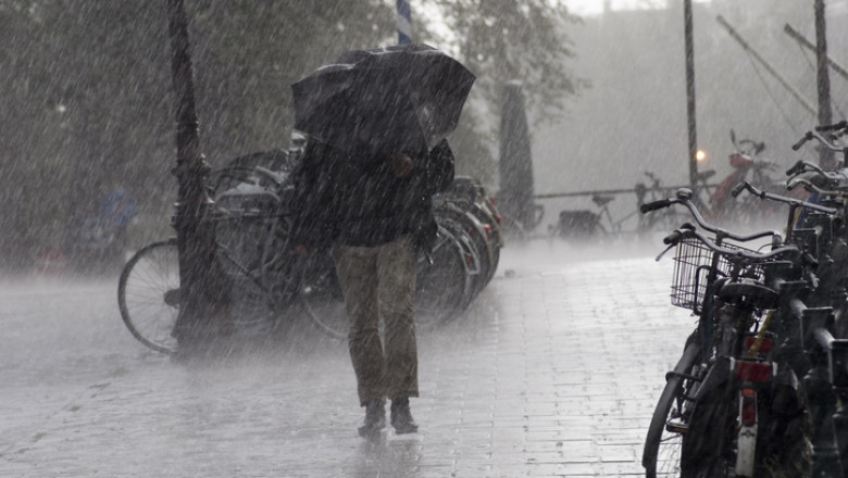 Alertă meteo: vreme rece și ploi, în toată țara, până marți seară. Cod galben de vijelii și vânt puternic luni, în toate regiunile