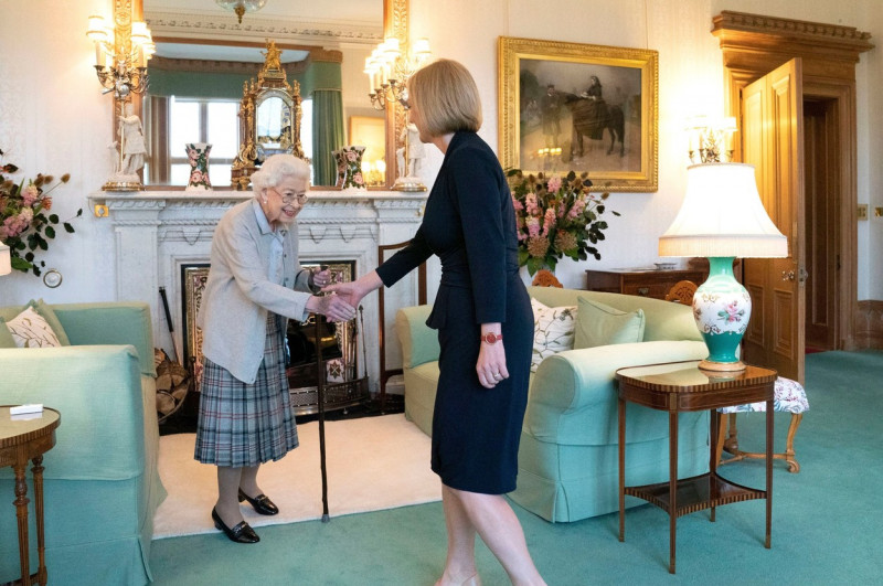 Regina Elisabeta dă mâna cu Liz Truss la Castelul Balmoral din Scoția