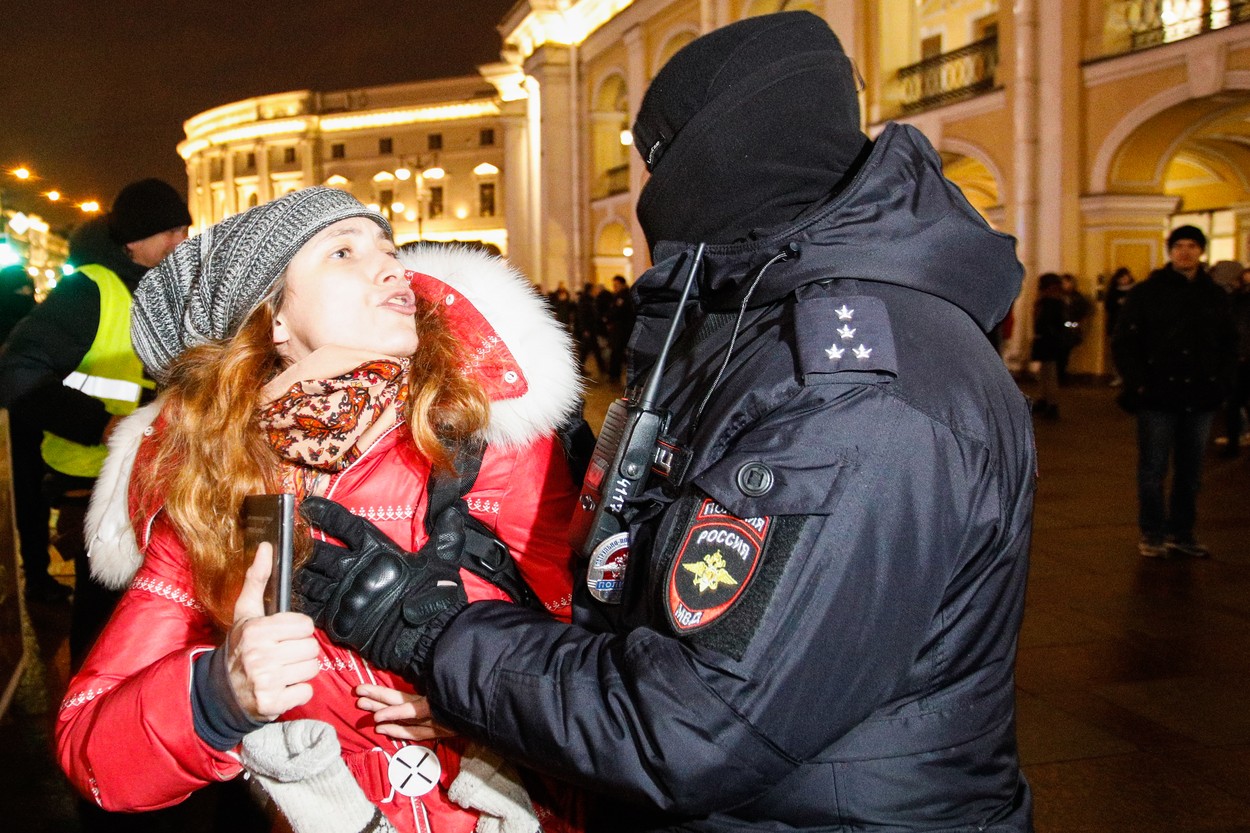 Cum a fost demascat „bărbatul în negru”, polițistul care a terorizat mai multe femei ce protestau împotriva războiului din Ucraina