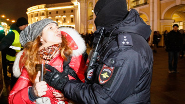 Protestatară reținută de poliție la Moscova
