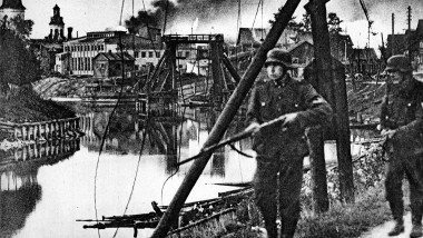 soldati germani cu arme in timpul asediului de la leningrad, alb-negru