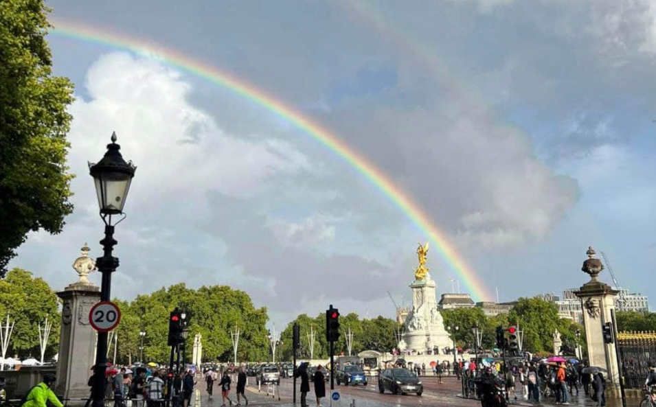 Un curcubeu a apărut deasupra Palatului Buckingham, cu puțin timp înainte să fie anunțat decesul Reginei Elisabeta a II-a