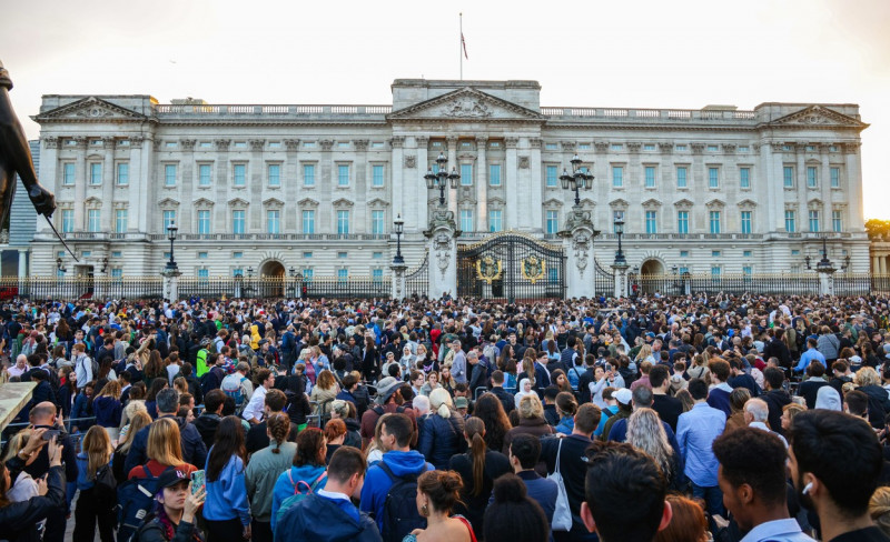 Crowds gather outside Buckingham Palace, London, UK - 08 Sep 2022