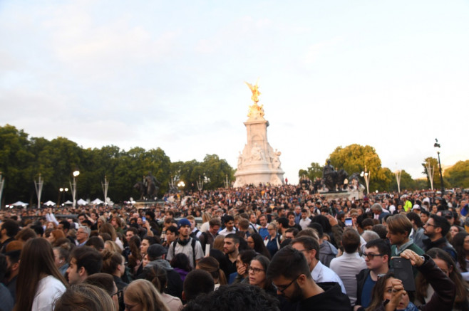 Crowds gather outside Buckingham Palace, London, UK - 08 Sep 2022