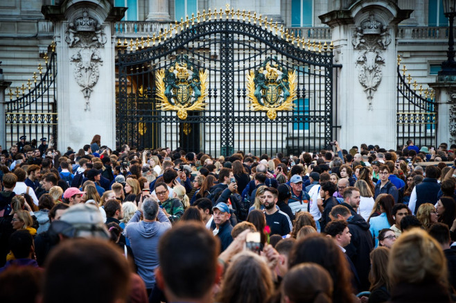 Crowds gather outside Buckingham Palace, London, UK - 08 Sep 2022