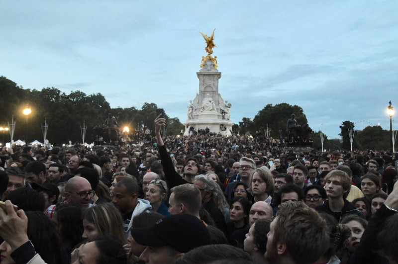 Crowds gather outside Buckingham Palace, London, UK - 08 Sep 2022