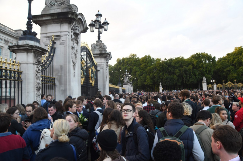 Crowds gather outside Buckingham Palace, London, UK - 08 Sep 2022