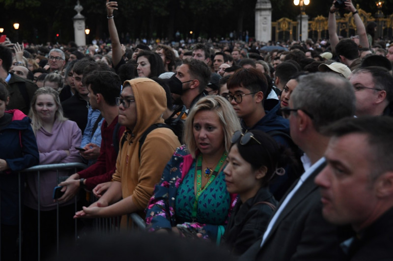 Crowds gather outside Buckingham Palace, London, UK - 08 Sep 2022