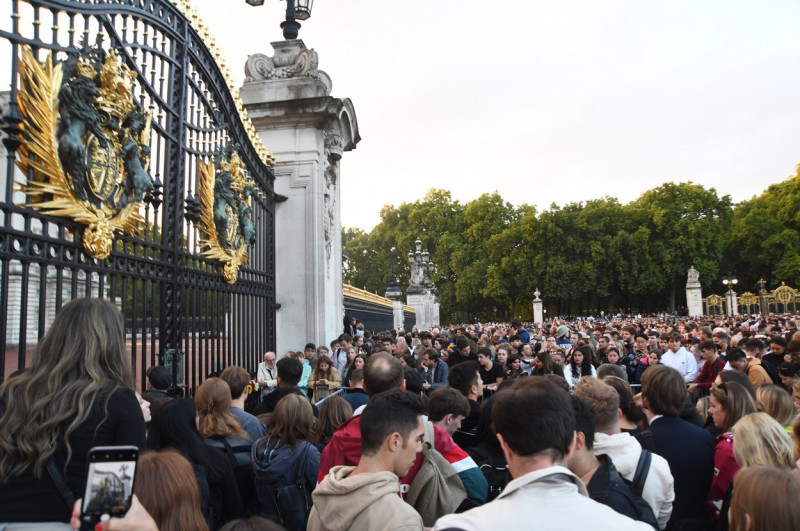 Crowds gather outside Buckingham Palace, London, UK - 08 Sep 2022