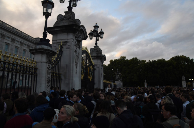 Crowds gather outside Buckingham Palace, London, UK - 08 Sep 2022