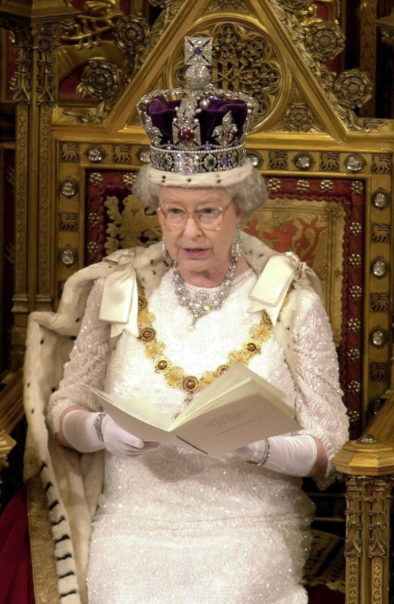 regina elisabeta a II-a pe tron in parlament profimedia-0017397321