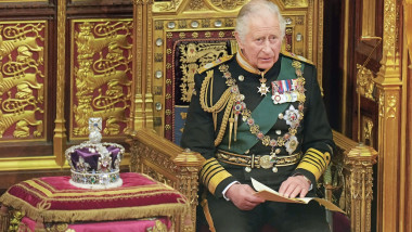printul charles cu coroana britanica langa el pe tronul din parlament