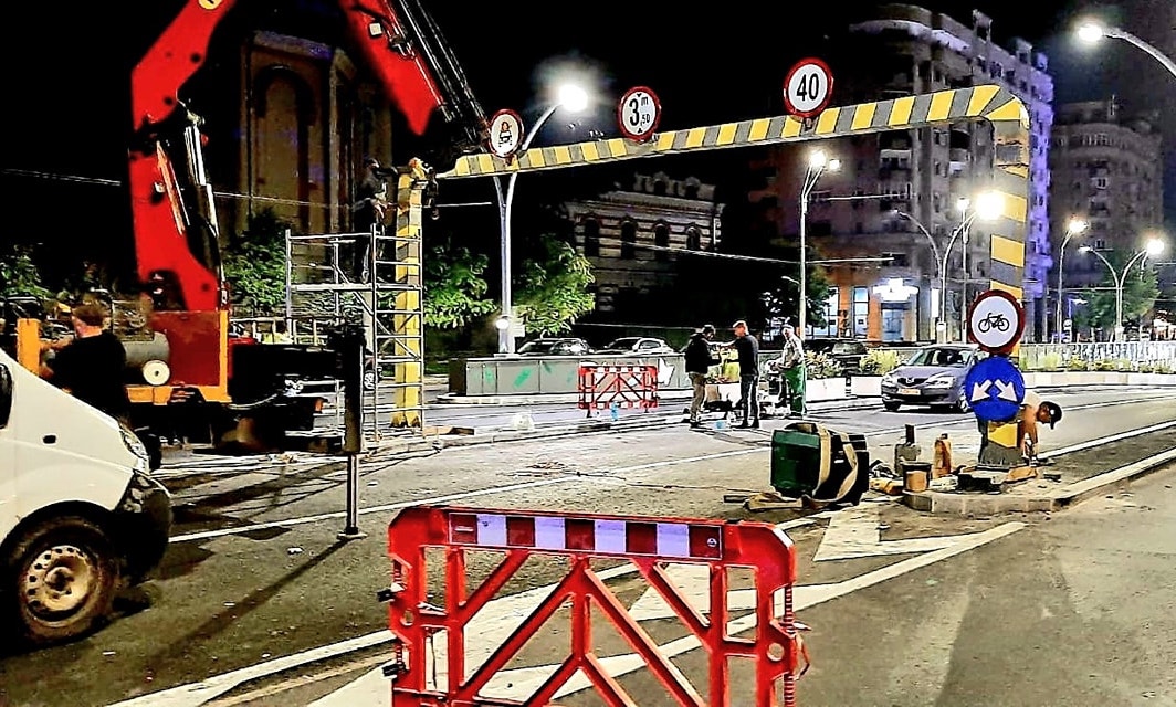 Limitatorul de înălțime de la Pasajul Unirii, doborât de un TIR, a fost montat la loc azi-noapte