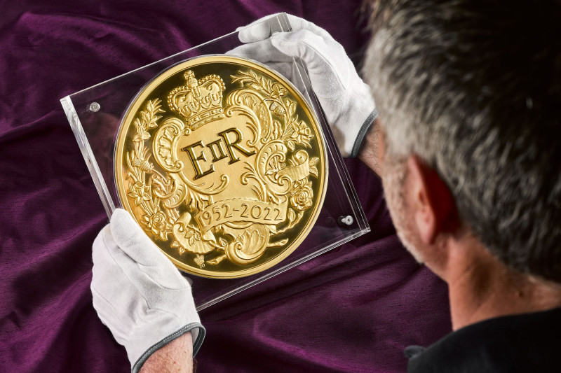 The Royal Mint Unveil `Largest Ever` 15kg Gold Coin For Queen`s Platinum Jubilee