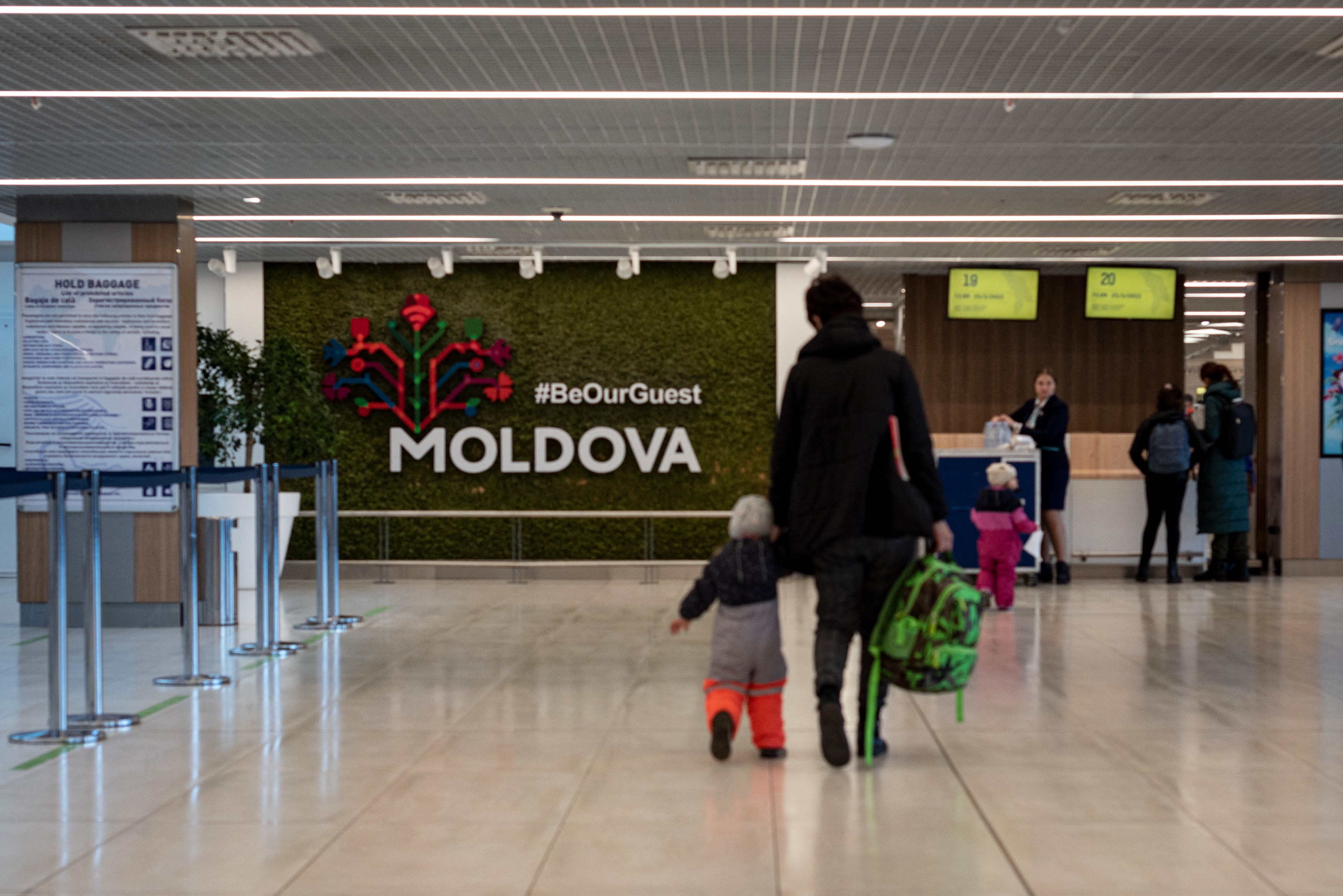 Risc de explozie pe Aeroportul din Chișinău. Pasagerii au fost evacuați de urgență