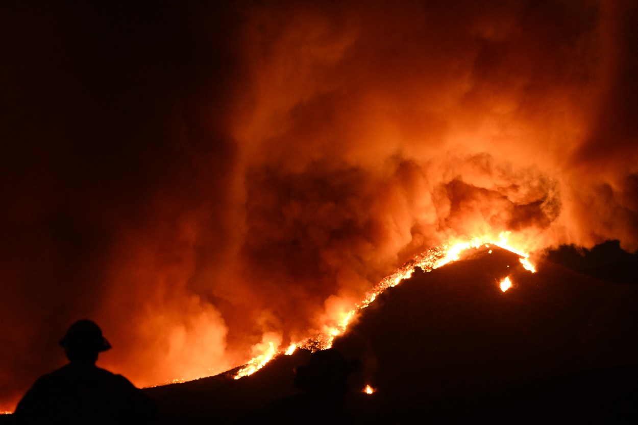 Un incendiu uriaș din Los Angeles și-a dublat dimensiunea în mai puțin de 24 de ore