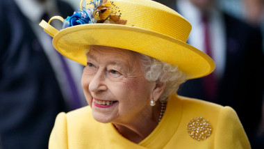Regina Elisabeta a II-a a Marii Britanii cu palarie galbena