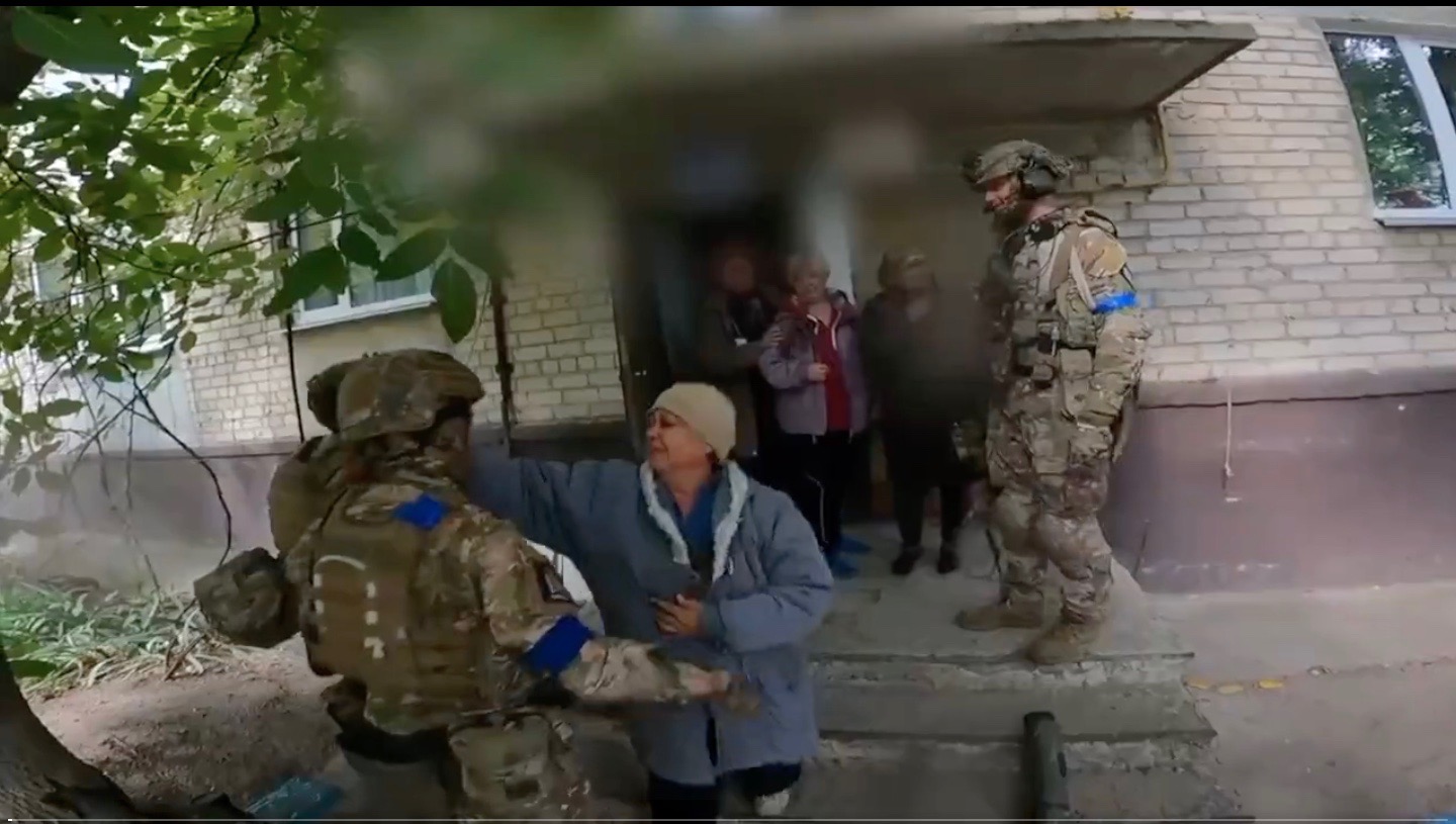 Locuitorii din orașele eliberate de armata ucraineană în Harkov plâng de bucurie când îi văd pe militarii ucraineni